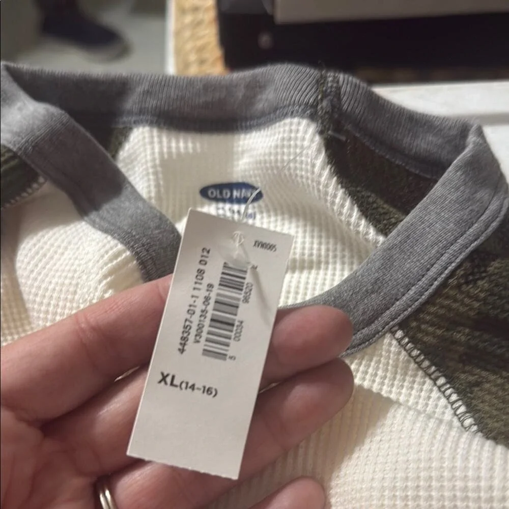 Old Navy Cream and Green Long Sleeve‎ Tee Boys XL